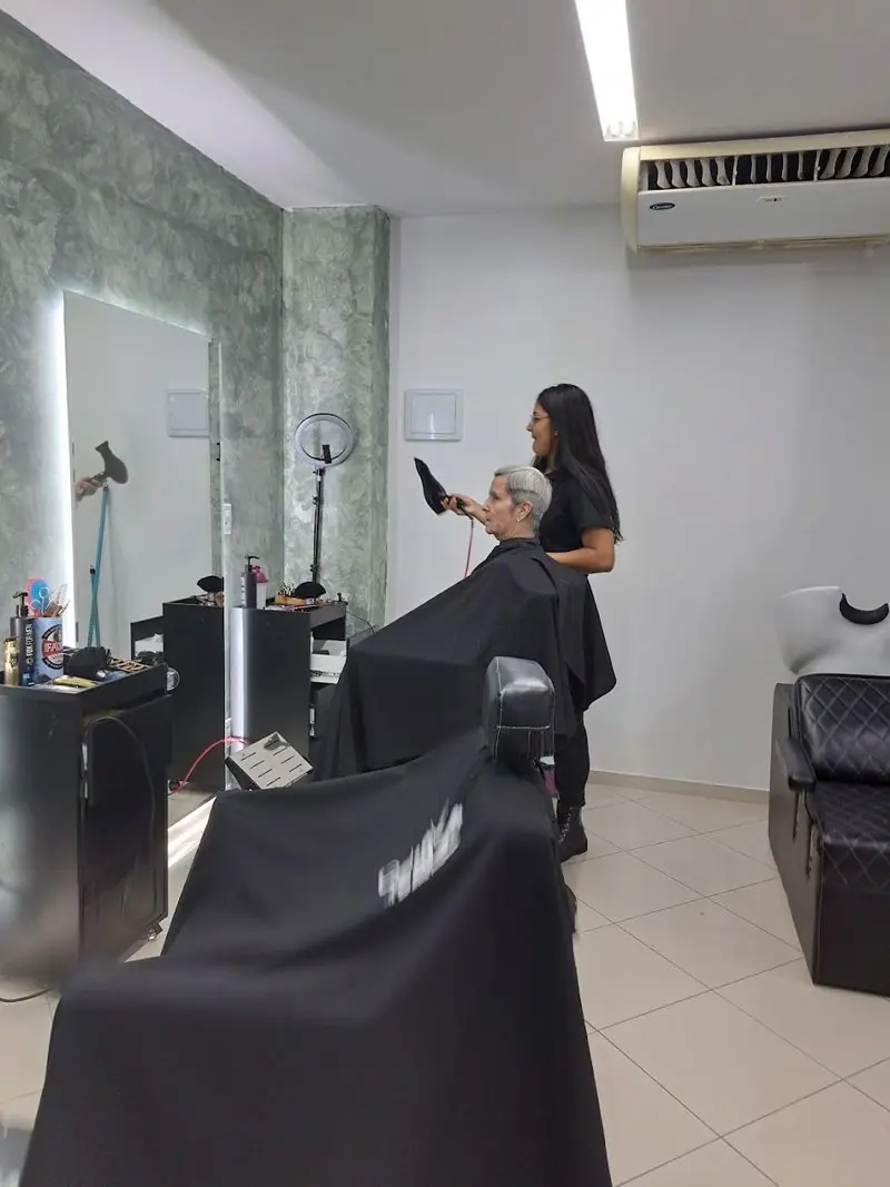 Atendimento em andamento em uma das cadeiras